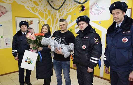В Екатеринбурге инспекторы ДПС сопроводили роженицу и ее супруга в роддом