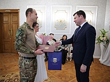 Глава городского самоуправления Калуги Юрий Моисеев поздравил молодоженов