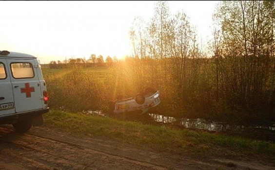 Костромское такси улетело в кювет, полный воды