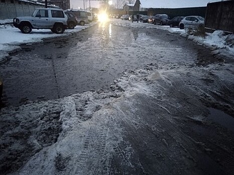 В Калининграде затопило дорогу к заводу "Янтарь"
