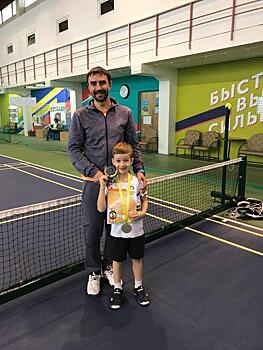 Юный теннисист из Хорошевки взял золото турнира «Оранжевый мяч»