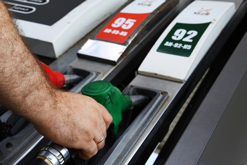 Стоимость бензина Аи-92 на торгах упала почти на 1%