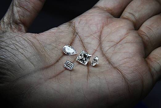 Российская компания приостановила продажу алмазов из-за слабого спроса