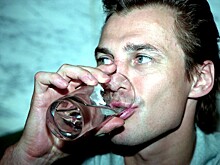 Водил пьяным и пугал полицейских бомбой. Как русский хоккеист Федоров развлекался в США