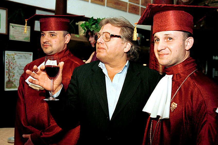 Композитор и певец Юрий Антонов во время церемонии «последнего звонка», посвященной завершению первого учебного года в Московской школе вин и высокой гастрономии в арт-клубе «Ностальжи» в Москве, 16 марта 2000 года