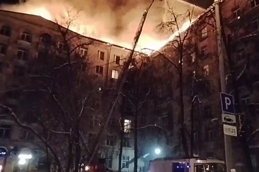 Огонь перекинулся на крышу третьего дома на Черняховского в Москве