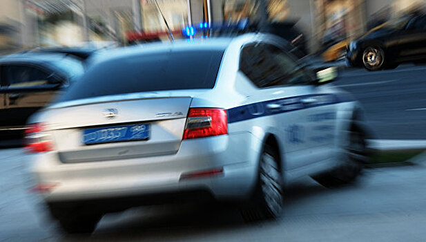 Москвича станцевала на крыше полицейского автомобиля