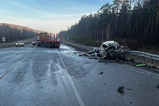 Женщина с ребенком погибли в ДТП с лесовозом на уральской трассе