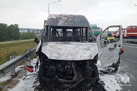 В Башкирии на трассе загорелся автобус с пассажирами