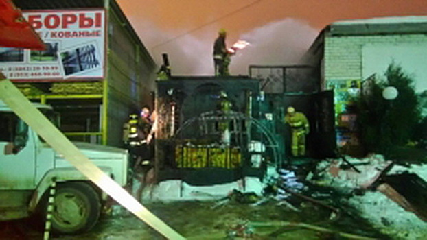 Пожар на ярмарке стройматериалов в Калуге уничтожил торговый павильон