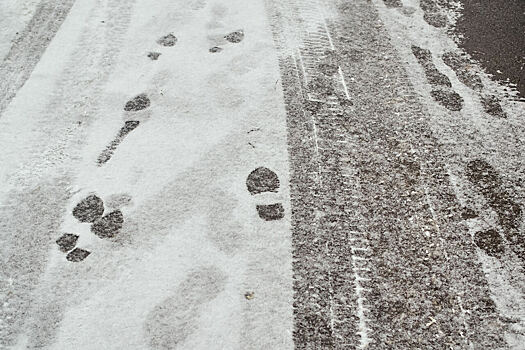 Гора снега у остановки сделала пешеходов незаметными для водителей в кузбасском городе