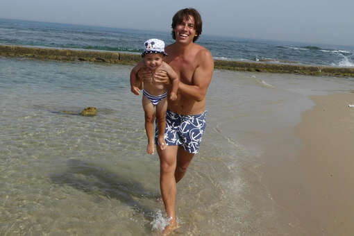 Юморист Максим Галкин опубликовал редкие фото с сыном на пляже