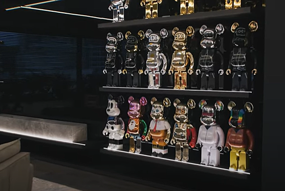 Тимати давно коллекционирует фигурки Bearbricks. Эти "игрушки" продаются на заграничных аукционах и  стоят сотни тысяч рублей.
