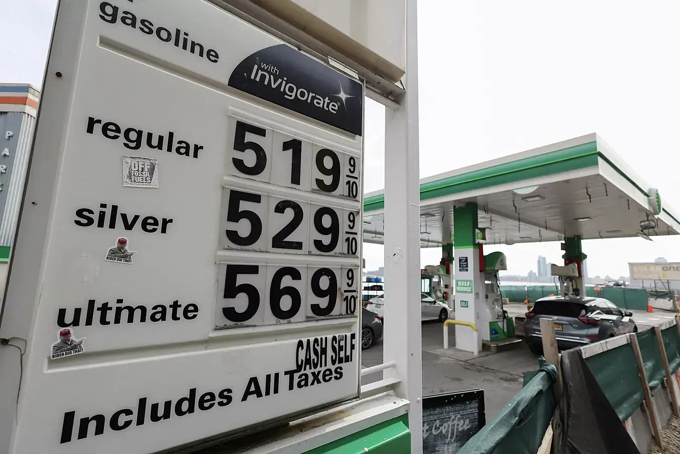 Стоимость бензина на АЗС в США обновила исторический максимум