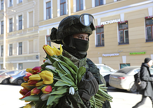 В Санкт-Петербурге военнослужащие ЗВО поздравили цветами жительниц города с наступающим праздником