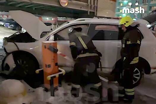 В Москве машина рухнула с четвертого этажа парковки и попала на видео