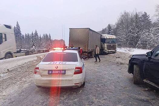 В Свердловской области из-за ДТП с фурой перекрыто движение по трассе