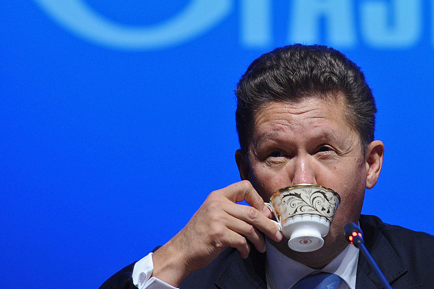 Российский Forbes опубликовал в декабрьском номере журнала новый рейтинг самых высокооплачиваемых руководителей. Согласно подсчетам издания, самым высокооплачиваемым российским CEO в 2014 году стал председатель правления «Газпрома» Алексей Миллер: его вознаграждение выросло с $25 млн до $27 млн, несмотря на то, что прибыль «Газпрома» снизилась в рублевом выражении в семь, а в долларовом — в девять раз