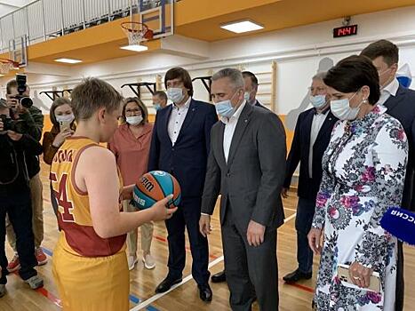 Губернатор Моор посетил новый спорткомплекс в Тобольске