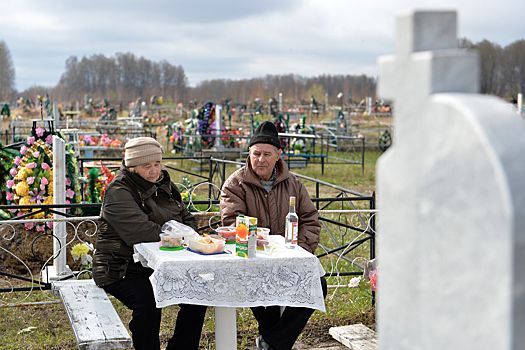 Как правильно вести себя на кладбище в Родительский день? Эксперт дала важный совет
