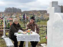 Как правильно вести себя на кладбище в Родительский день? Эксперт дала важный совет