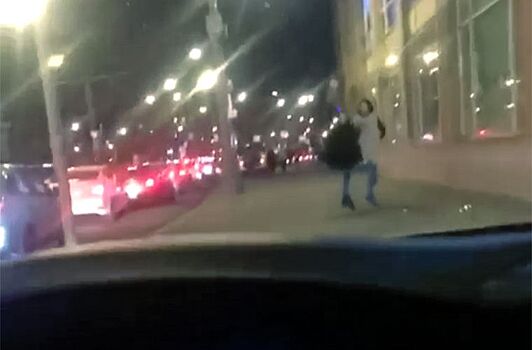 Наглый мажор на "Мерседесе" разогнал прохожих на тротуаре