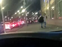 Наглый мажор на "Мерседесе" разогнал прохожих на тротуаре