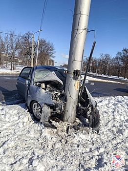 Под Волгоградом пожилой водитель иномарки врезался в опору освещения