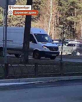 Водитель фургона набросился на пешехода с монтировкой и попал на видео