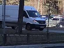 Водитель фургона набросился на пешехода с монтировкой и попал на видео