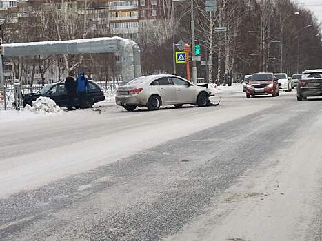Автомобили столкнулись на кемеровском перекрестке