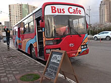 Два жителя Ирака открыли кафе в автобусе - видео необычного заведения