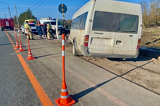 Под Новгородом микроавтобус врезался в опору ЛЭП
