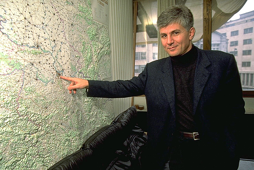 Премьер-министр Сербии Зоран Джинджич указывает на Белград на карте