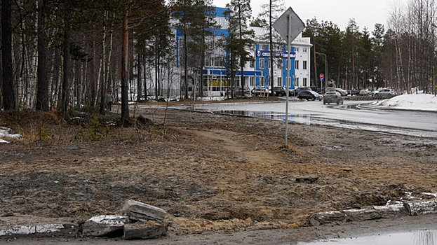 Жители Ноябрьска жалуются на отсутствие тротуара. ВИДЕО