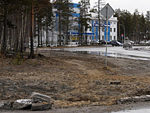 Жители Ноябрьска жалуются на отсутствие тротуара. ВИДЕО