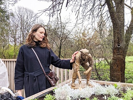 Жительница Черемушек создала скульптуру Садовница для Ботанического сада биофака МГУ