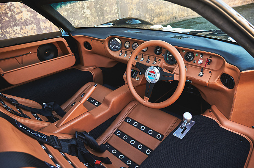 Отдача составляет 811 лошадиных сил и 800 Нм, ёмкость аккумулятора — 60 киловатт-часов.