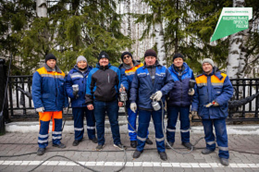 С наступлением тепла в Ханты-Мансийске стартовали работы по текущему ремонту дорог и нанесению дорожной разметки