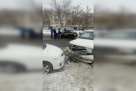 На Аэродромной из-за ДТП такси и ВАЗ-2111 встали на рельсах