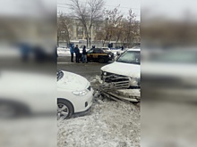 На Аэродромной из-за ДТП такси и ВАЗ-2111 встали на рельсах