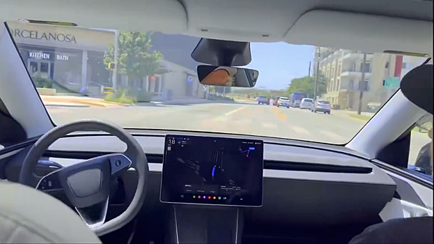 Роботакси Tesla выехало на встречку в первые часы после запуска в США