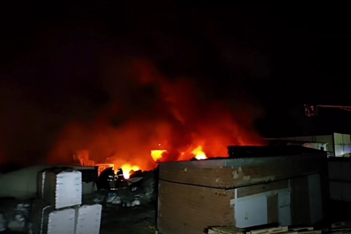 В Удмуртии потушили возгорание в складском здании, идут поиски 1 пострадавшего