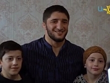 Абдулрашид Садулаев обеспечил продуктами малоимущую семью