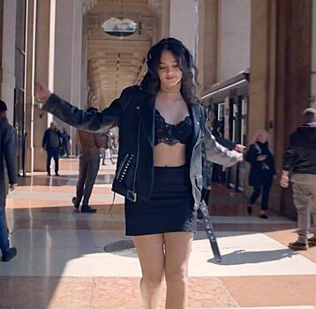 18-летняя дочь Моники Беллуччи прошлась по улице в кружевном бюстгальтере