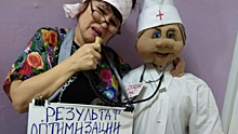 Балаковская общественница протестовала с игрушечным доктором против оптимизации медицины