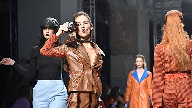 Стилист назвала самые трендовые оттенки и материалы 2025 года