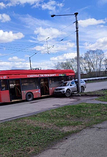 Электробус вжал автомобиль в столб на дороге в Новокузнецке