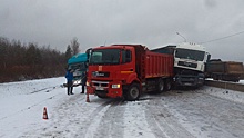 Трасса полностью перекрыта: в Ленобласти столкнулись несколько грузовиков и микроавтобус 