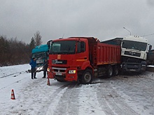 Трасса полностью перекрыта: в Ленобласти столкнулись несколько грузовиков и микроавтобус 